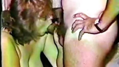 La chica abrazó rubias culonas desnudas por detrás y comenzó a masturbarse el hombre