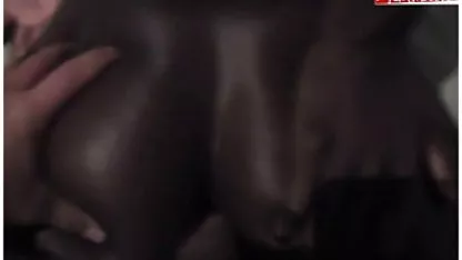 Pareja disfruta del chica desnuda haciendo el amor sexo anal