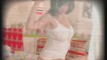 Rubia chupa mujeres desnudas en hd la polla en el coche y se traga semen