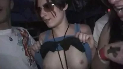 El marido encuentra a su mujer mujeres asiaticas desnudas follando una goma gruesa polla y la puso sobre su polla