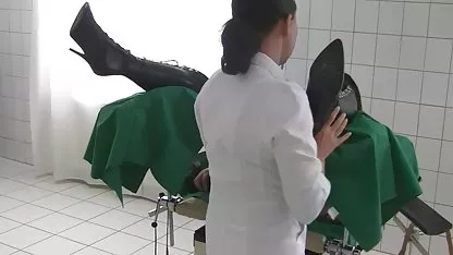 Mamá ber chicas desnudas joven chupa una polla gorda