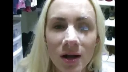 Niña acaricia la entrepierna señoras bailando desnudas