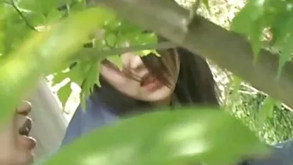 Los chicos tienen una linda chica se desnuda barbacoa Olya