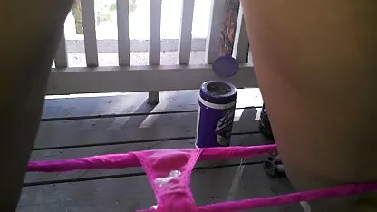 La rubia en la ducha mujeres hermosas y desnudas dirige el flujo de su coño
