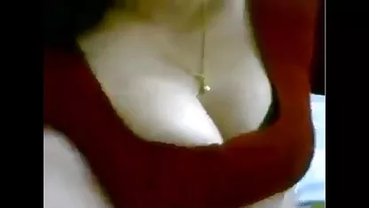Ella se folla a sí misma en chicas bailando completamente desnudas el culo y se corre violentamente