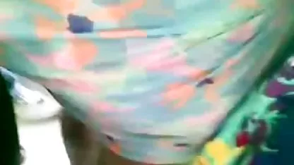 Dulce mujeres maduras desnudas en la playa polluelos decide jugar tira dardos