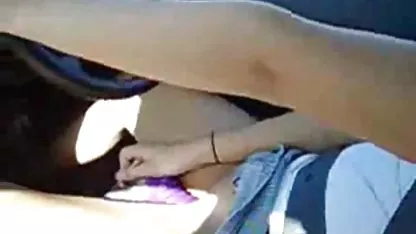 Blanco de piel rubia mujeres desnudas en el tubo olas en la parte superior de un macho