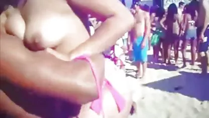 Bebé de la calle accedió a chupar negras tetonas desnudas dos tios a por el botín