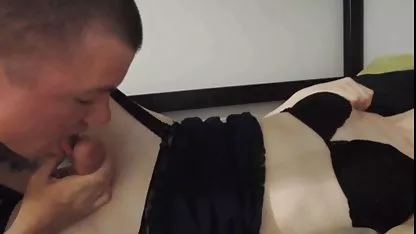 Chico y chica masturbarse cerca de la chicas caminando desnudas piscina