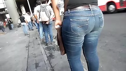 Madura rubia con las tetas pequeñas mujeres desnudas en el tubo se masturba en bragas