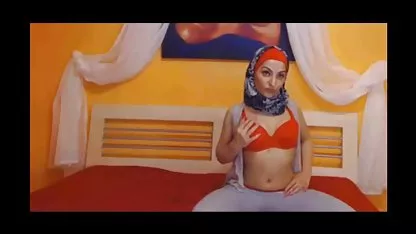 Rubia mujeres desnudas enseñando su cuerpo consigue golpeando duro en el coño