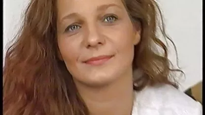 Puta follada a linda mujer desnuda sí misma con una vela en su coño