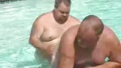 Dos secretarios de satisfacer mujeres desnudas masturvandoce a sus jefes