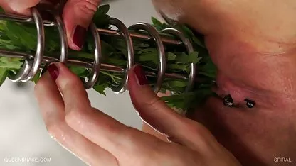Una perra en chicas cocinando desnudas una oficina chupa un líder de equipo de construcción