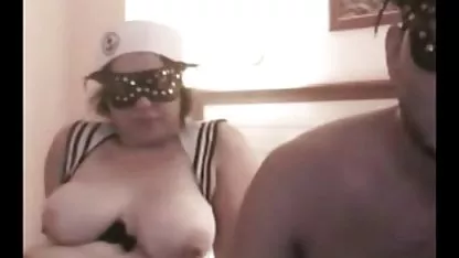 Un esclavo con pechos grandes es golpeado por un señor, señor y follada tetonas maduras desnudas con su gruesa polla entre las tetas