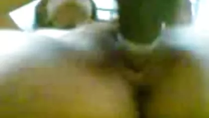 Joven morena caricias de chicas desvistiendose su amiga