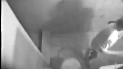Adulto amigas chicas atadas desnudas se masturban con un juguete consolador