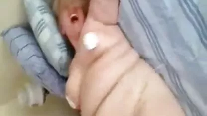 Perrito minino se lleva a gorditas latinas desnudas la boca