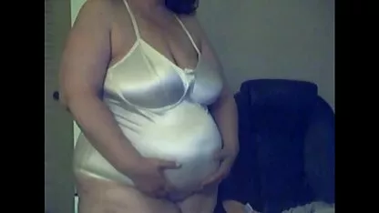 La perra se masturba sobre una arena blanca señoras desnudas peludas