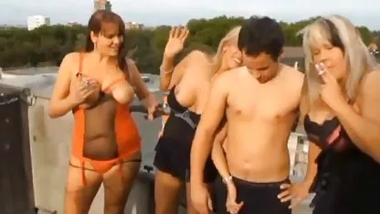 Gatito madura tetona desnuda lindo suavemente chupa una polla