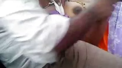 Joven rubia tetonas y culonas desnudas golpeó en un gallo negro