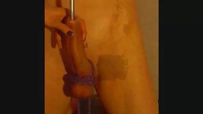 La borrachas desnudas chica se ofrece para probar el vibrador y ella acepta