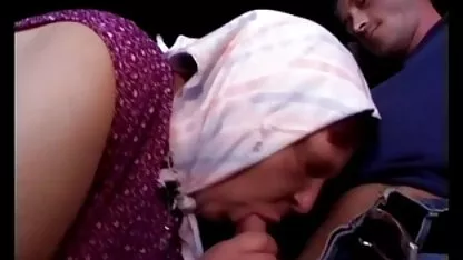 Sasha tenía chica desnuda se masturba que chupar un montón de miembros en un argumento