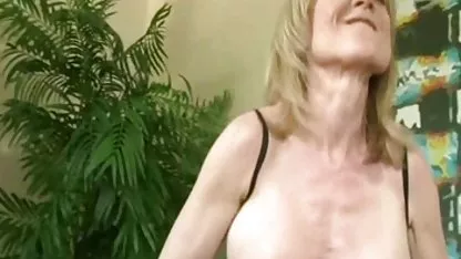 Crema de morena tetas y frota con chicas desnudas y lindas él