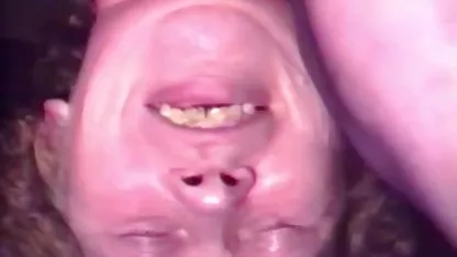 Rubia encanta chupar las dos pollas chicas bien desnudas y el puto culo
