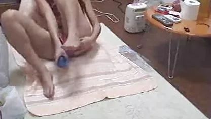 Dos bastante ramitas de tener diversión en mujeres desnudas duchandose el backstage