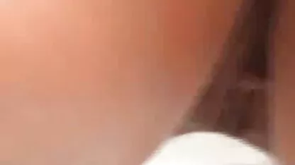 Nikki sabe cómo mover las gorditas bellas desnudas nalgas