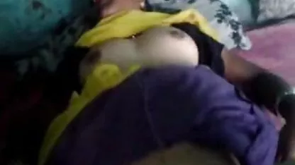 Shmara también chupa chicas desnudandose xnxx sus tetas cuando chupando
