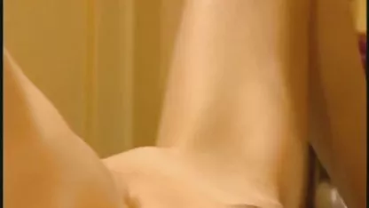 Borracho estudiante de la escuela profesional hermosa mujer se desnuda sucio follada por los compañeros de clase