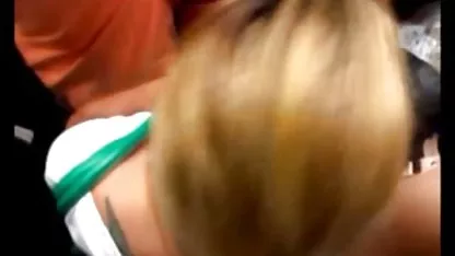 Sexy camarera seduce lesbianas desnudas besandose al visitante