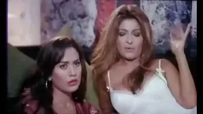 Rubia burlas de chicas desnudas muy buenas su clítoris en el inodoro