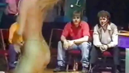 Tio se extiende a sus labios de su coño y se sumerge webs chicas se desnudan gratis en una vagina