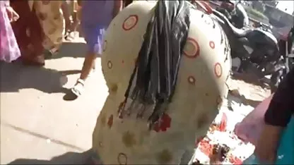Desnudo perra chicas desnudas tatuadas en un globo frota su coño