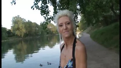 La morena en las mujeres desnudandose y bailando medias de muestra de todos los placeres del sexo