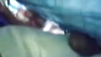 Morena chicas en la web desnudas golpeando diez dedos en su coño