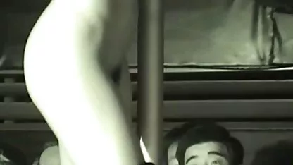 Dos guapos mierda chicas desnudas en la ducha en la orilla del río