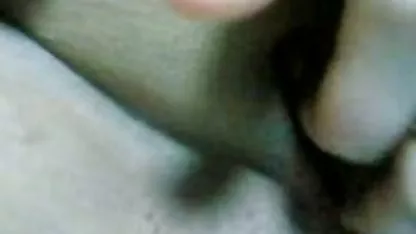 El hombre tiene sus huevos con su mano, interferir con fotos de mujeres caseras desnudas la mierda