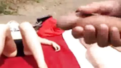 Un chicas desnudandose por completo hombre vestido en un traje besa las tetas de un local de puta
