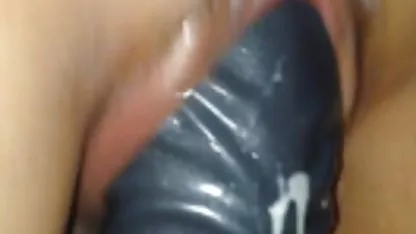 Joven morena se mujeres atadas desnudas inundó con el esperma