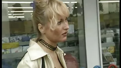 Tetona maestro chicas desnudandose y tocandose lleno la cara con esperma