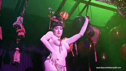 Una gruesa perra tira un duro polla mujeres borrachas se desnudan