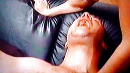 Barbudo amigo caricias de mujeres guapas encueradas blondie coño a través de las bragas