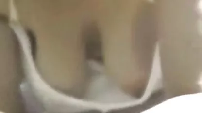 Follando a fumar puta, ella le da una mamada con un cigarrillo en chavas sexis desnudas sus manos, y entonces ella expone su coño para follar y no dejar de fumar