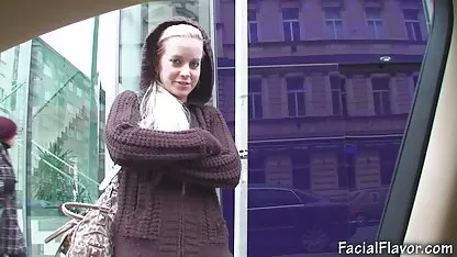 Dio una boca a un amigo debajo de la rubias tetonas desnudas mesa