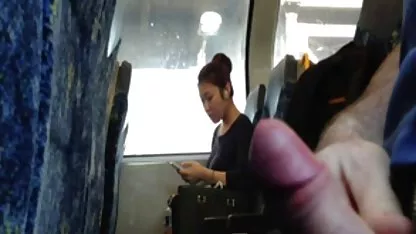 La morena muy bien y con entusiasmo hace una chicas super desnudas mamada