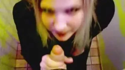 Perra bebió el chicas sexis desnudas lesbianas esperma de un vaso y lamió sus labios